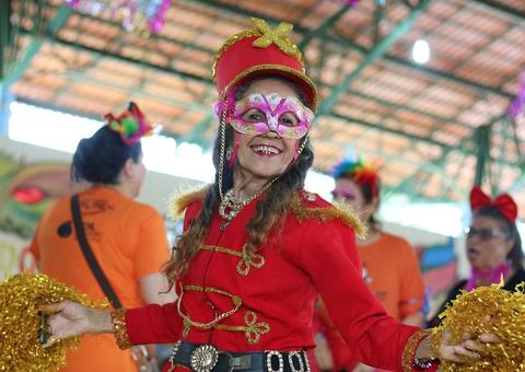 Mais de 3 mil foliões participam da 17ª edição do Carnaidoso