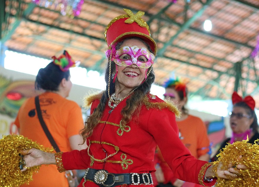 Mais de 3 mil foliões participam da 17ª edição do Carnaidoso