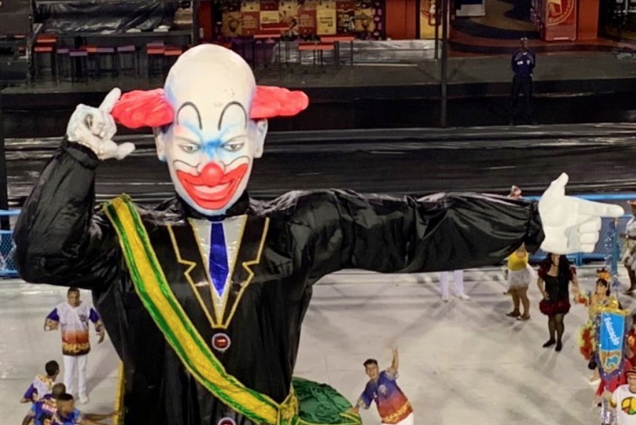 Presidente palhaço é destaque em alegoria de escola de samba e internet reage: 'afrontou Bolsonaro'