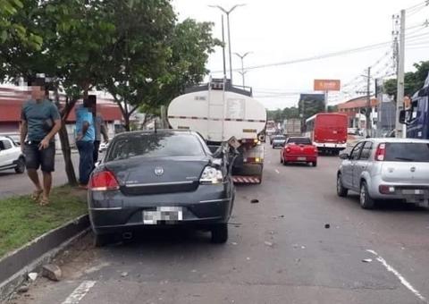 Carro desgovernado atinge caminhão de produtos inflamáveis em avenida de Manaus