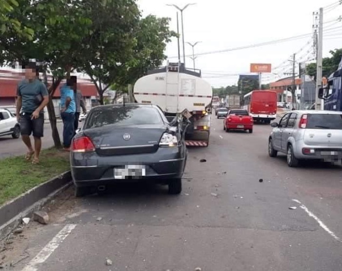 Carro desgovernado atinge caminhão de produtos inflamáveis em avenida de Manaus