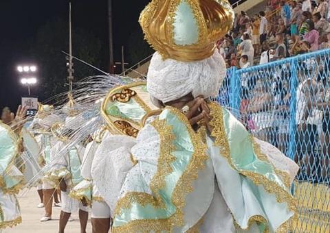 Aos prantos, ala das baianas desfila sem saia: 'desrespeito'