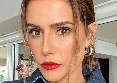 Deborah Secco surge completamente nua com correntes pelo corpo 