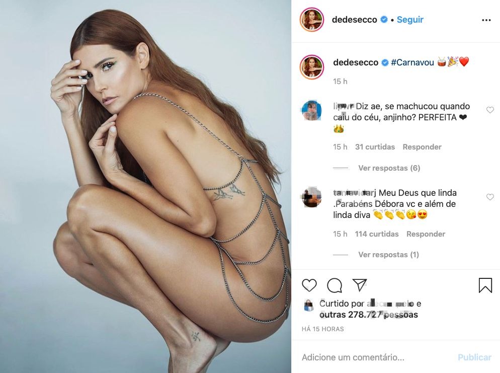 Deborah Secco surge completamente nua com correntes pelo corpo 
