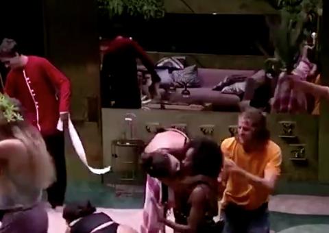 Guilherme 'seca' bunda de Bianca só de calcinha, Mari beija Thelma e internautas surtam 