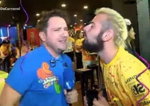 Afastado do Globo Esporte, Cartolouco tenta beijar repórter da RedeTV! ao vivo