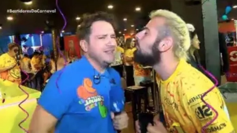 Afastado do Globo Esporte, Cartolouco tenta beijar repórter da RedeTV! ao vivo