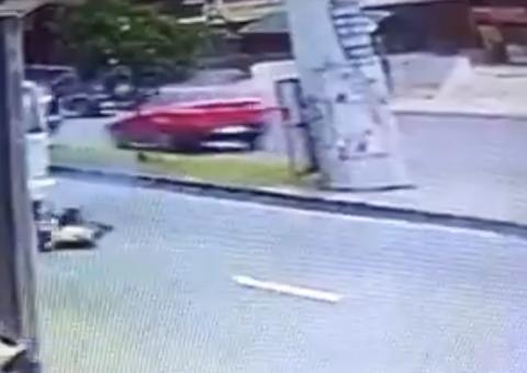 Vídeo: Pedestre é arrastado por caminhão ao tentar atravessar avenida em Manaus
