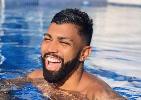 Gabigol comemora vitória do Flamengo mas volume em foto chama atenção: ‘taça no short’