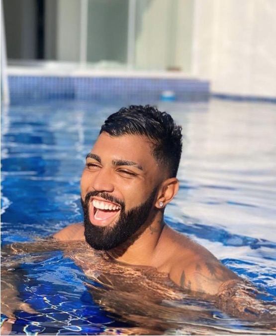 Gabigol comemora vitória do Flamengo mas volume em foto chama atenção: ‘taça no short’