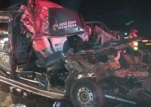 Dois morrem e dez ficam feridos em acidente entre van e caminhão 