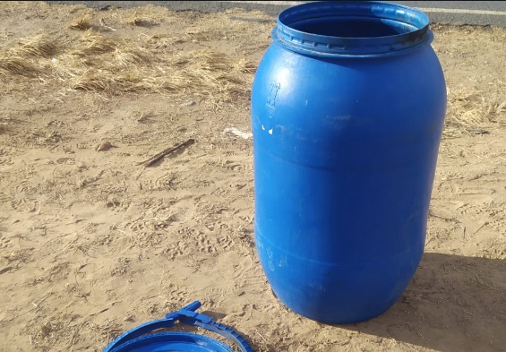 Homem é encontrado dentro de tambor com pés e mãos amarrados 