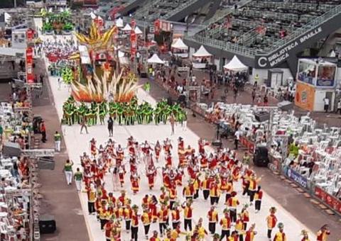 Em Manaus, homem fica ferido ao despencar de carro alegórico durante desfile