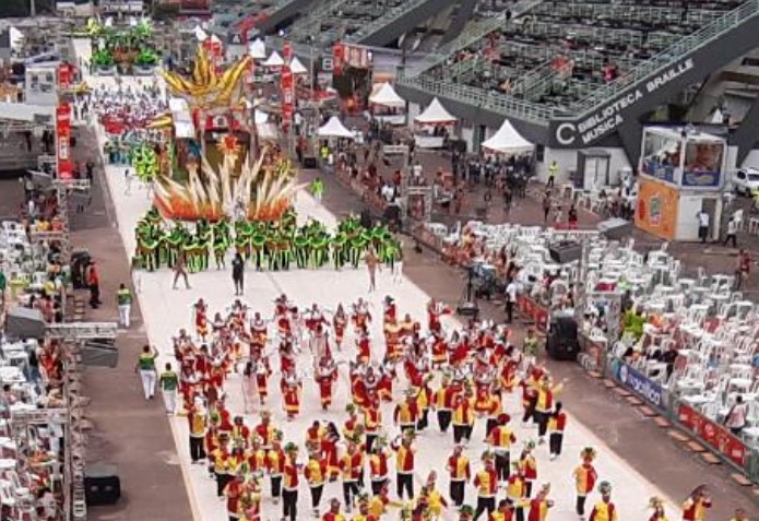 Em Manaus, homem fica ferido ao despencar de carro alegórico durante desfile