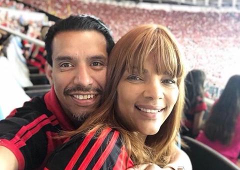 Investigada, Flordelis vai ao jogo do Flamengo e homenageia marido assassinado