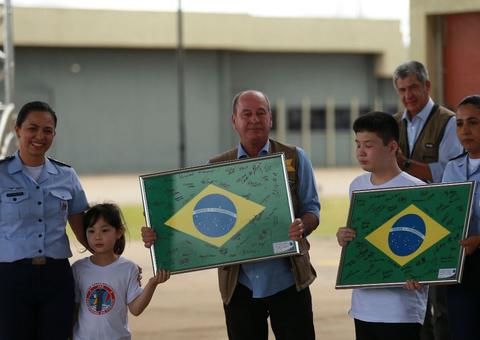 Emocionados, brasileiros deixam quarentena na Base Aérea de Anápolis