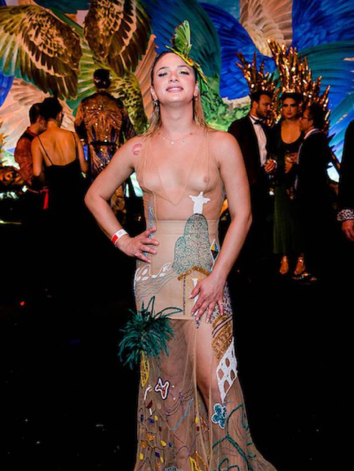 Glamour Garcia deixa seios completamente à mostra em baile de Carnaval