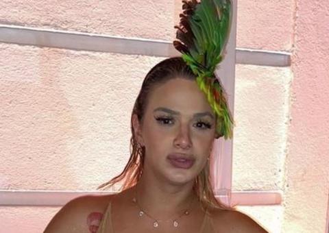 Glamour Garcia deixa seios completamente à mostra em baile de Carnaval