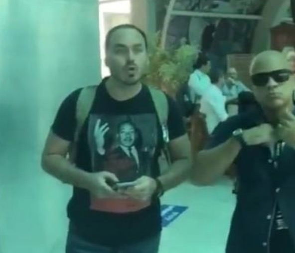 Carlos Bolsonaro surge com camisa de Marthin Luther King e vira motivo de piada na web