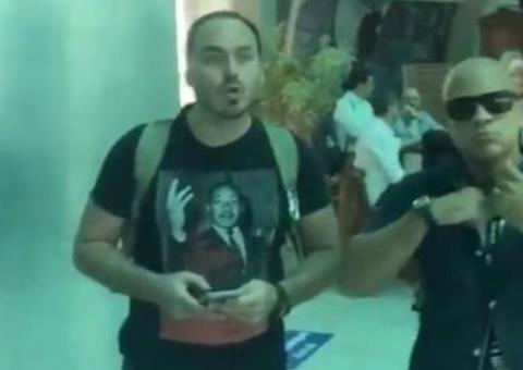 Carlos Bolsonaro surge com camisa de Marthin Luther King e vira motivo de piada na web