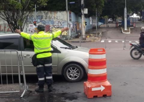 Pedestre surta e agride agente de trânsito a socos em Manaus
