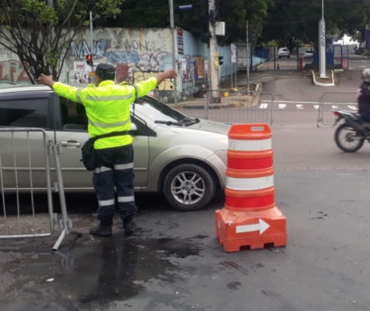 Pedestre surta e agride agente de trânsito a socos em Manaus