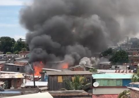 Fogo consome casa e deixa moradores apavorados em Manaus