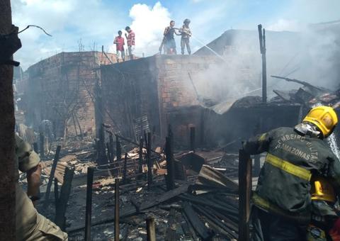 Incêndio se espalha e destrói cerca de dez casas em Manaus; veja imagens