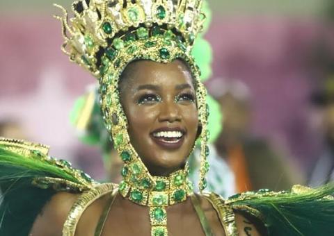 De fio-dental cavadérrimo, Iza surge besuntada na Sapucaí e dá 'surra de perfeição'