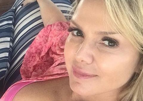  Eliana exibe barriga chapada aos 46 anos e ganha chuva de elogios  