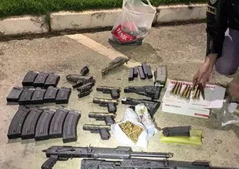PM apreende arsenal de guerra com dupla suspeita de abastecer crime organizado