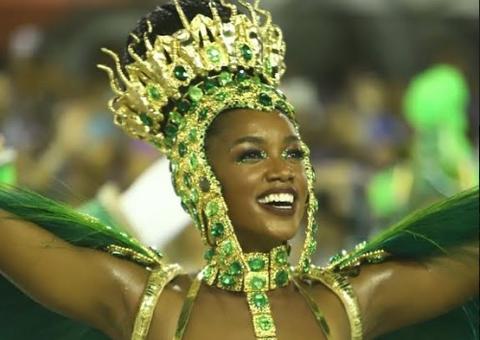 Iza ‘paga peitinho’ ao desfilar com figurino minúsculo na Sapucaí