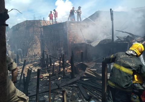 Sobe para 12 o número de casas destruídas por incêndio em Manaus; Prefeitura auxilia vítimas
