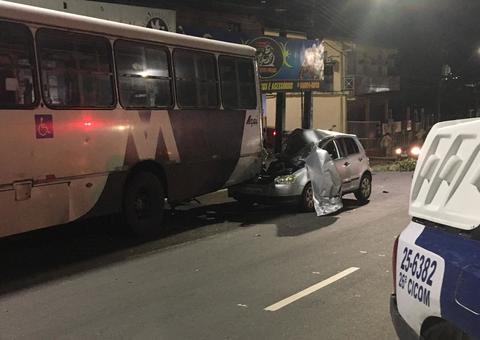 Em Manaus, homem fica preso nas ferragens após veículo bater em ônibus parado 