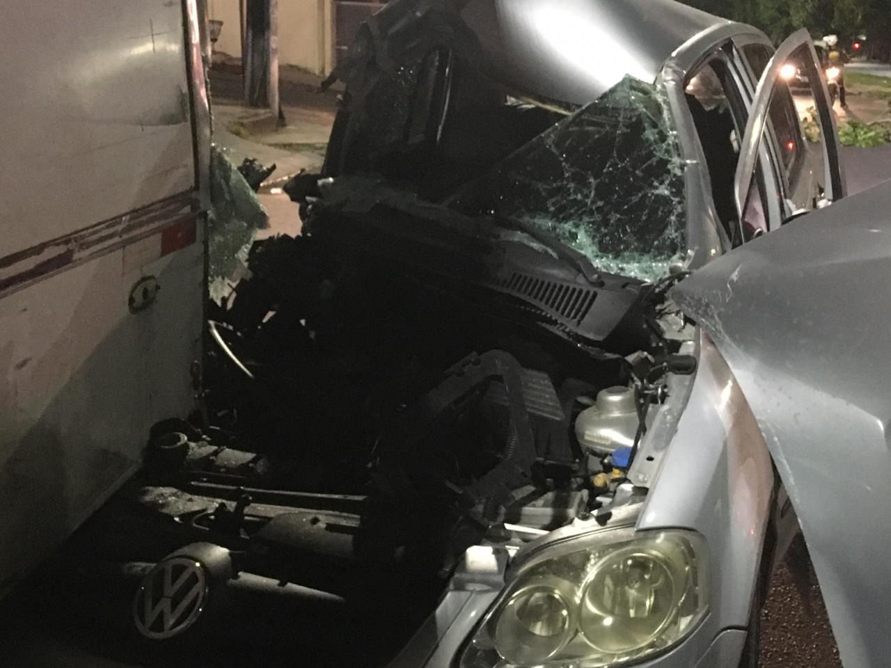 Em Manaus, homem fica preso nas ferragens após veículo bater em ônibus parado 