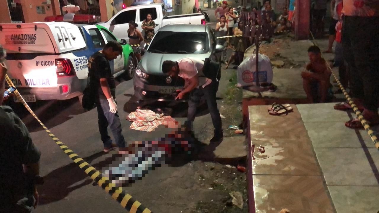 Cadeirante é morto e criança é baleada por motoqueiros em Manaus