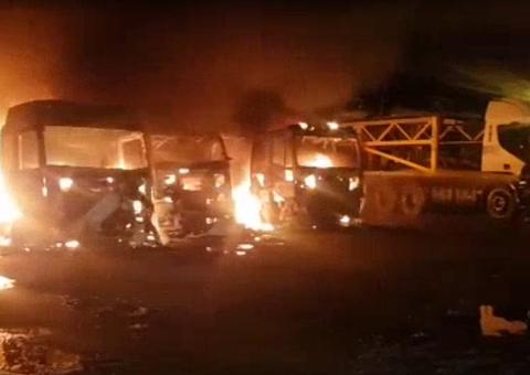 Incêndio em pátio de veículos destrói 80 carros e 15 caminhões