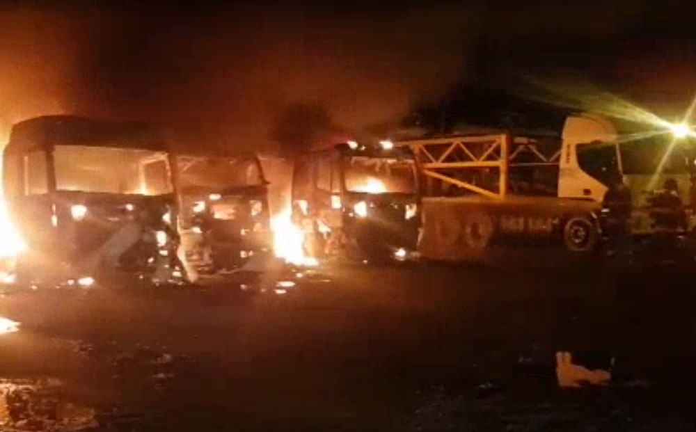 Incêndio em pátio de veículos destrói 80 carros e 15 caminhões