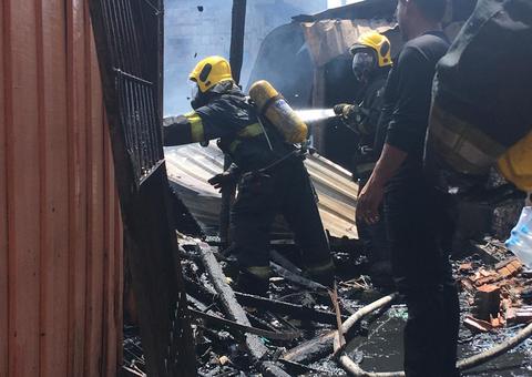 Em Manaus, 16 famílias ficam desabrigadas após incêndio destruir 12 casas em beco