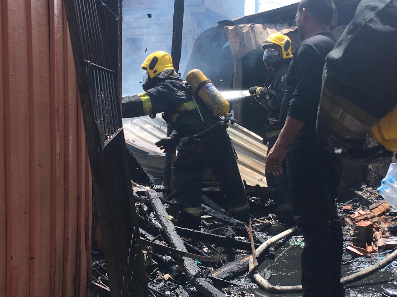Em Manaus, 16 famílias ficam desabrigadas após incêndio destruir 12 casas em beco