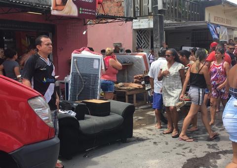 Em ato de desespero, moradores usaram água de igarapé poluído para apagar incêndio em Manaus