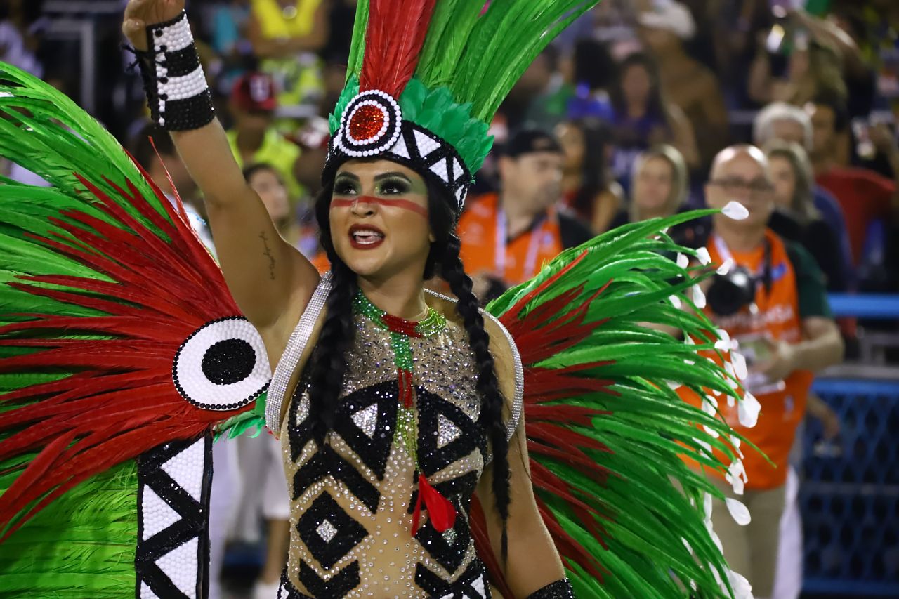 Grande Rio reúne famosos em desfile na Sapucaí; Veja fotos 