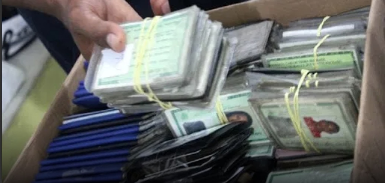 Correios oferece serviço 'achados e perdidos' para quem perdeu documentos no Carnaval 