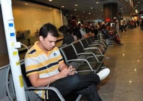 Vereador quer obrigar shoppings de Manaus a terem totens para carregar celular 