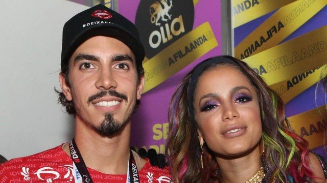 Anitta posa com suposto novo namorado na Sapucaí 