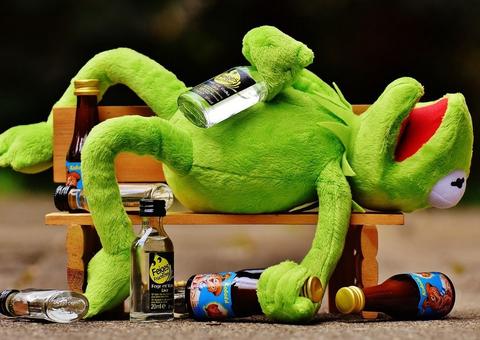 Ressaca deve ser tratada com água e alimento com carboidrato, dizem especialistas