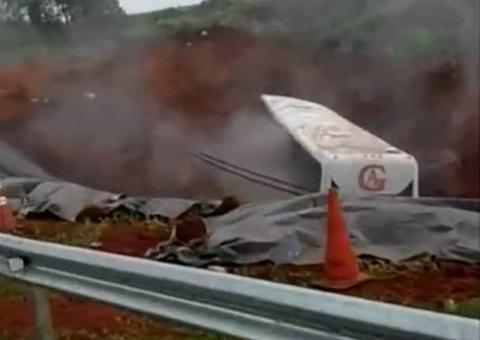 Motorista morre após ônibus invadir trecho interditado e cair em cratera