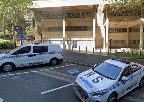 Brasileiro é preso ao se masturbar na frente de escola na Austrália