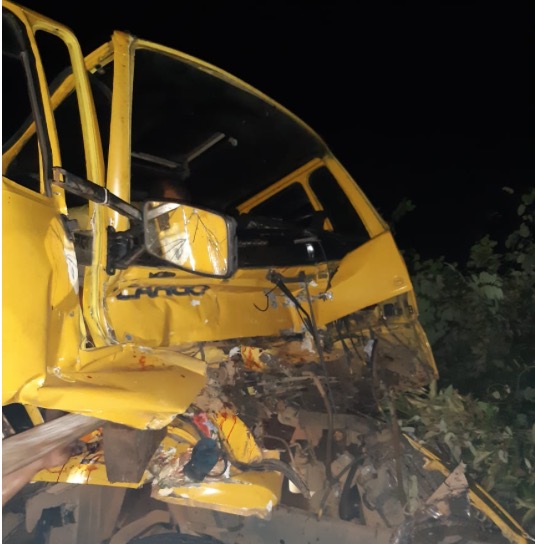 Homem morre e quatro ficam feridos em colisão violenta entre caminhões na AM-070