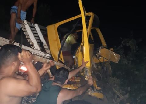 Homem morre e quatro ficam feridos em colisão violenta entre caminhões na AM-070